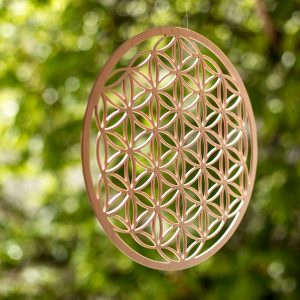 Blume des Lebens aus Holz Fensterdeko vor Baum