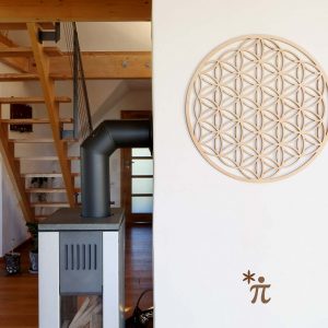 Blume des Lebens aus Holz im Zimmer mit Kamin