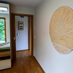 Wanddeko-Baum-des-Lebens-aus-Holz-im-Schlafzimmer